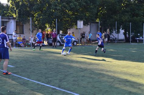 Iskolások fociznak a Dunaújváros Sportcsarnokban