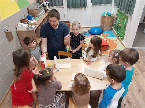 Felnőttek, akik játékosan versenyeznek nyelvtörők mondásában