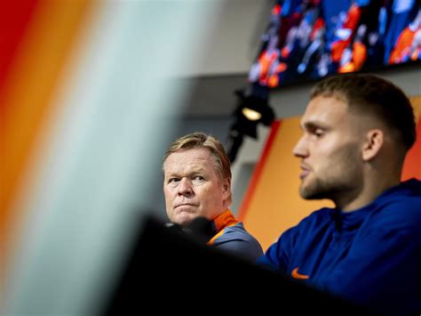 Ronald Koeman és Memphis Depay megbeszélés közben