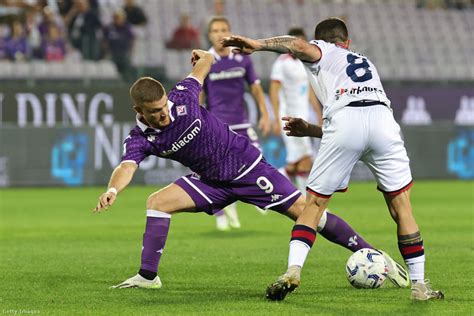 Atalanta és Fiorentina játékosok küzdenek a labdáért az Olasz Kupa elődöntőjében