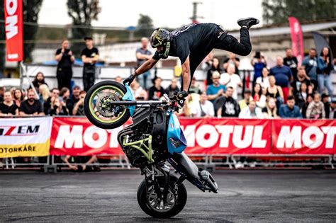 Stunt riding bemutató közönség előtt