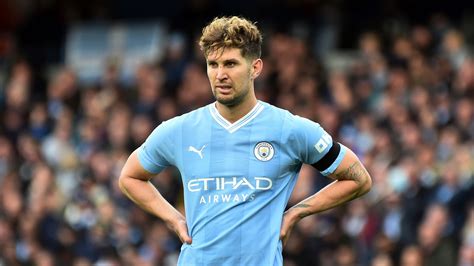John Stones, a Manchester City játékosa, labdával a középpályán