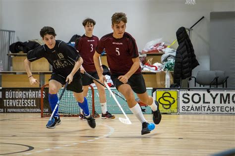 Fiú floorball csapatok mérkőzés közben a diákolimpián
