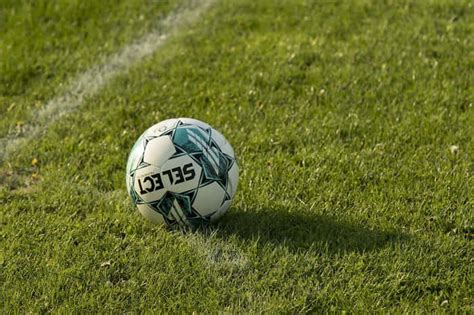 Nők focilabda varrás közben Sialkotban