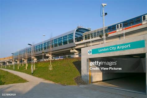 DLR szerelvény London City Airport közelében