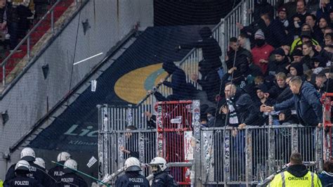 Rendőrök a szurkolók között a stadionban