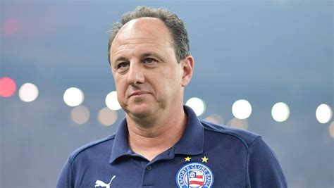 Rogério Ceni szabadrúgást végez