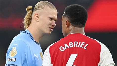 Szurkolók a Wembley lelátóján egy döntő mérkőzésen