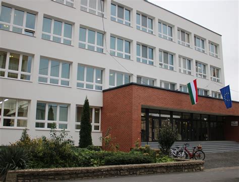 Katolikus iskola bejárata