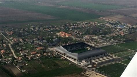 A felcsúti stadion belső tere és nézőtere