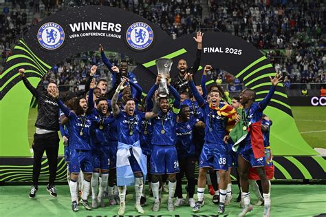 A Chelsea játékosai gólt ünnepelnek