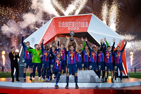 A Barcelona csapata ünnepel a Spanyol Szuperkupa győzelem után
