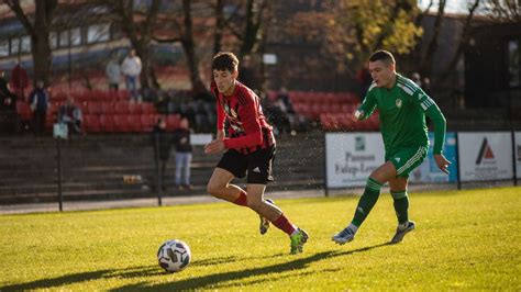 Gyermekek fociznak az utcán