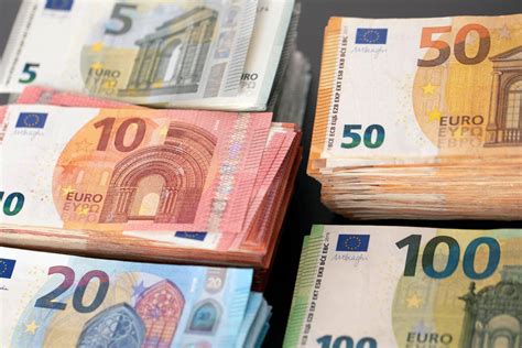 Az Euro Hockey Tour logója és a résztvevő országok zászlói
