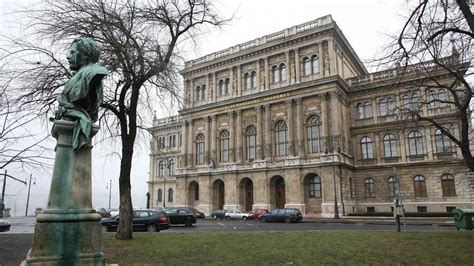Az akadémia edzőcsarnokának és modern konditermének belső képe