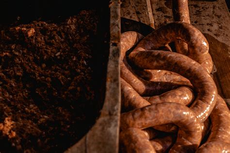 Disznótoros készülődés és kolbásztöltés