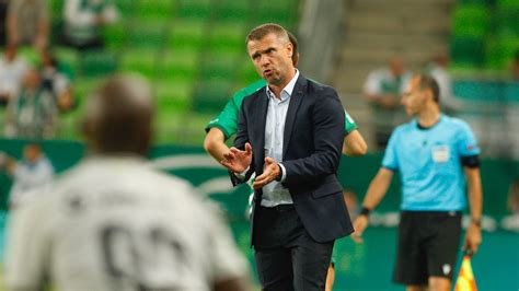 Szerhij Rebrov a Ferencváros edzője, taktikai lapjával