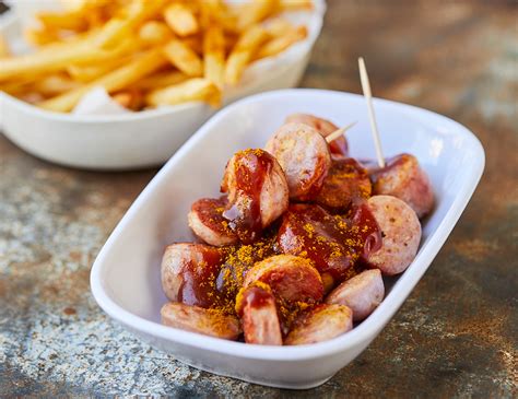 Currywurst sült krumplival