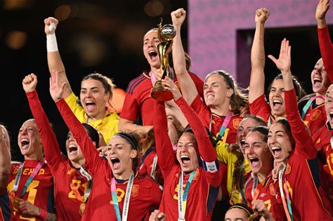 A Nadeshiko Japan csapata ünnepli a 2011-es világbajnoki győzelmet
