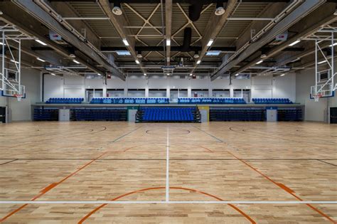 A stadion hibrid füves pályája és lelátói