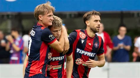 Balkezes kézilabdázó lövésre készül