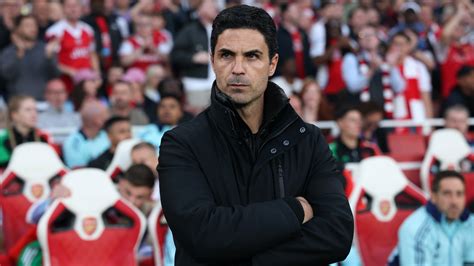 Mikel Arteta edzői instrukciókat ad