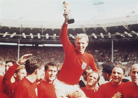 Bobby Moore a Jules Rimet kupával
