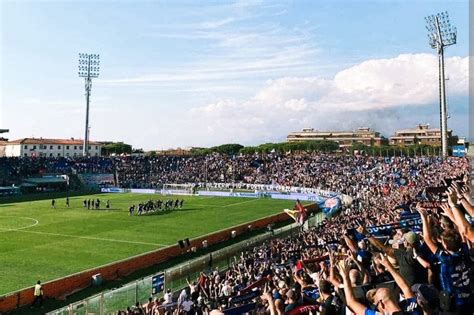 Pisa és Perugia közötti focimeccs hangulata az Arena Garibaldi stadionban