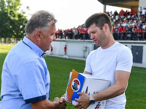 Auer Károly és Marczinka Zoltán érmeket ad át a MEFOB győztes csapatának