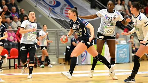 Két csapat játékosai a pályán