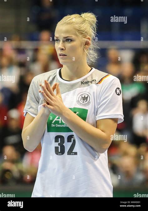 Shenia Minevskaja akció közben