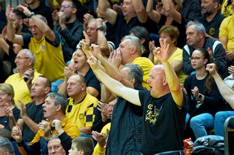 Szurkolók a Bajnokok Ligája döntőjének pályáján, a játékosok között