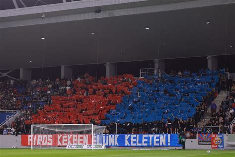 A stadion lelátói és a játéktér