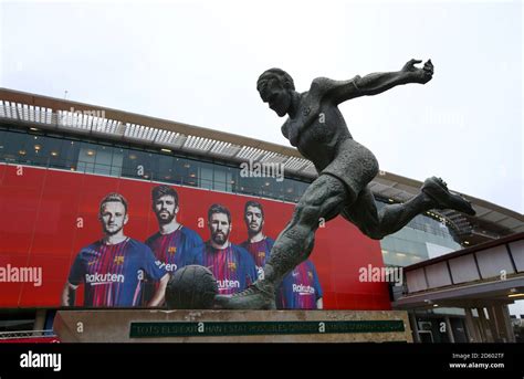 Kubala László bronzszobra a Camp Nou stadionnál