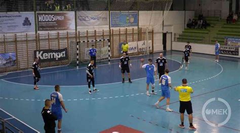 Korfball játékosok akcióban a pályán