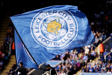 Leicester City szurkolók gyertyái és sáljai a megemlékezésen