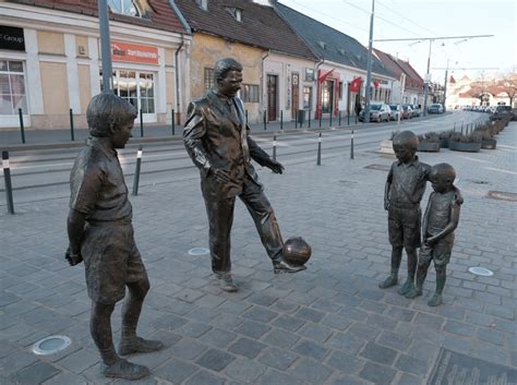 Puskás Ferenc emléktábla vagy szobor