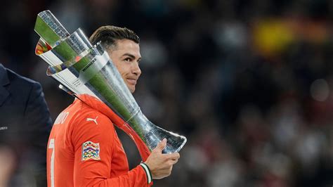 Az ötszörös aranylabdás Cristiano Ronaldo sziluettje