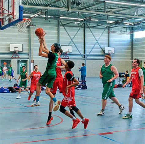 Benedek kosárlabdázik