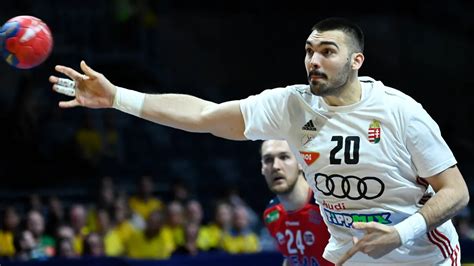 kézilabdázó botos gyakorlatokat végez