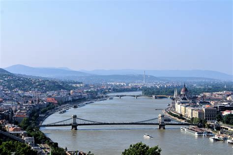Budapest városkép, modern épületekkel