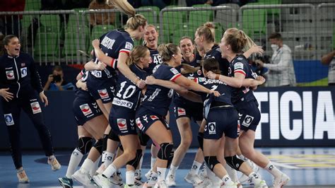 Franciaország és Norvégia női labdarúgó-válogatottjainak logói