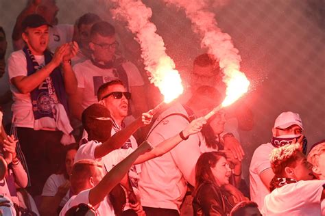 Újpest szurkolók a lelátón egy kupadöntőn