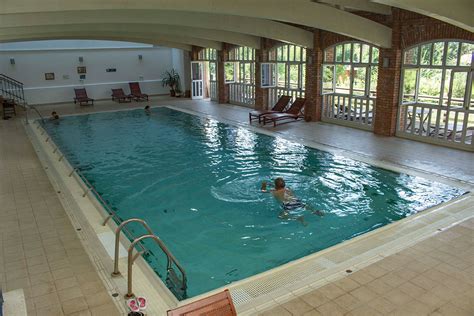 A Szerencsi Wellnessház körüli tér állapotát bemutató kép
