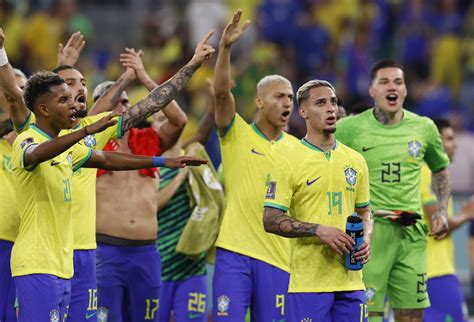 A brazil válogatott a pályán, a szurkolók támogatásával