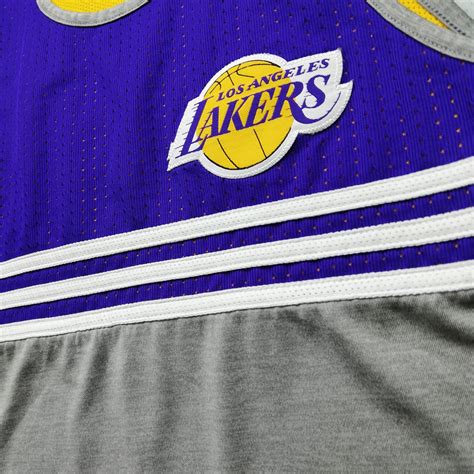 NBA mezek árusítása egy vintage boltban
