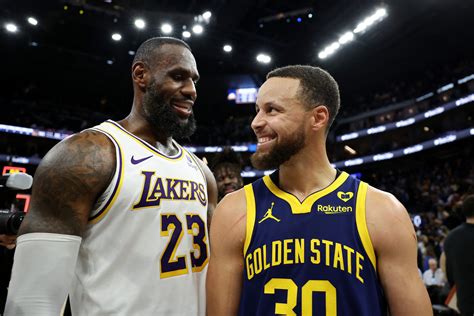 LeBron James és Stephen Curry mezek