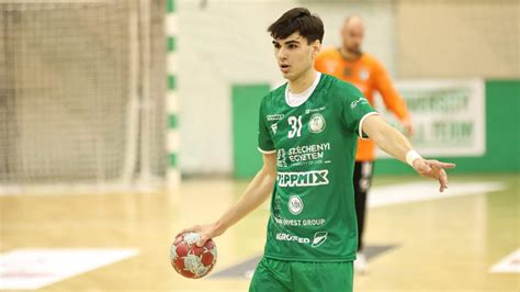 Gyerekek kézilabdázás közben