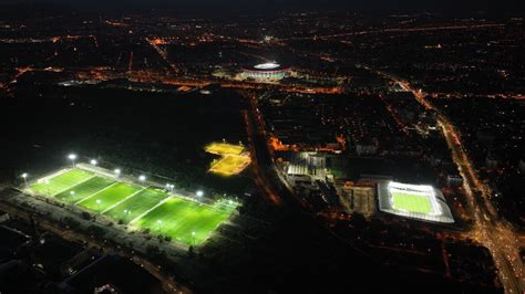 Labdarúgó stadion éjszakai fényekben