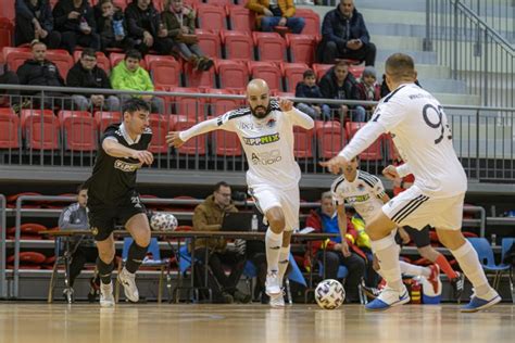 A DEAC futsal csapatának mérkőzés közbeni akciója